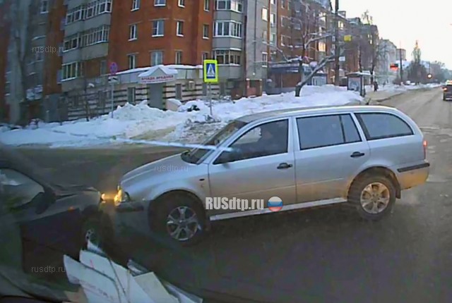 Авария на улице Константина Иванова в Чебоксарах Авария на улице Константина Иванова в Чебоксарах
