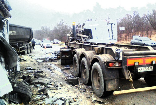 Два человека погибли в ДТП с участием трех грузовиков на Кубани
