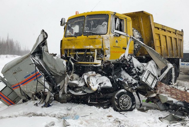 Четверо сотрудников МЧС погибли в ДТП на трассе Тюмень — Ханты-Мансийск