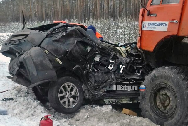 «Nissan X-Trail» смяло при столкновении с КАМАЗом на Приморском шоссе