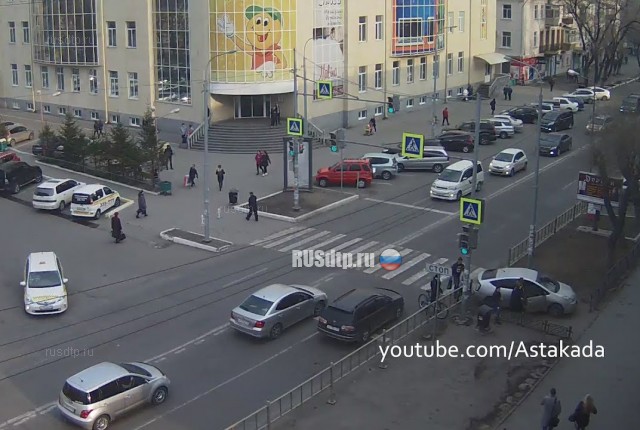 В Уссурийске девушка припарковалась на пешеходном переходе В Уссурийске девушка припарковалась на пешеходном переходе
