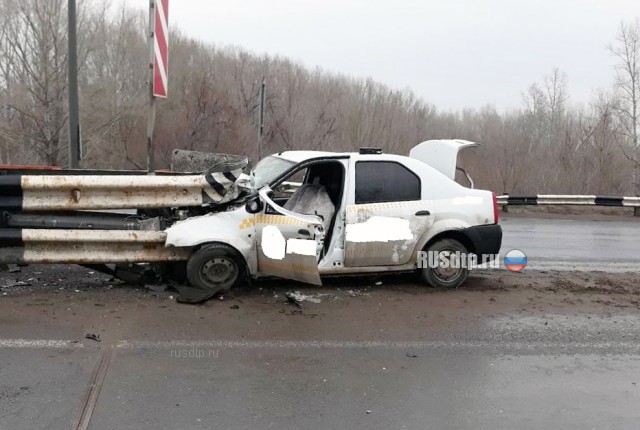Под Оренбургом таксист погиб, врезавшись на автомобиле в отбойник