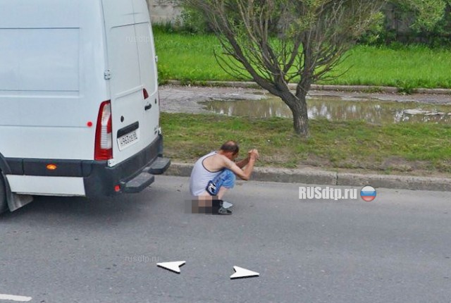 Справлявший нужду на дороге житель Пскова попал на «Яндекс.Панорамы»