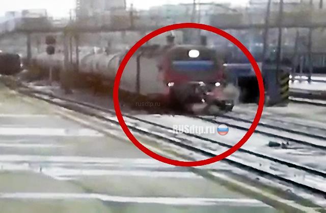 В Перми трактор столкнулся с грузовым поездом. ВИДЕО
