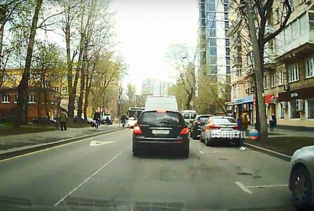 Пешеход шагнул под колеса автобуса в Багратионовском проезде Пешеход шагнул под колеса автобуса в Багратионовском проезде