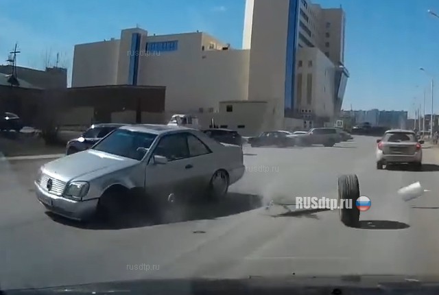 У Мерседеса отвалилось колесо У Мерседеса отвалилось колесо