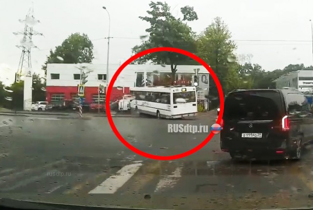В Калининграде автобус въехал на парковку дилерского центра «Ситроен». ВИДЕО