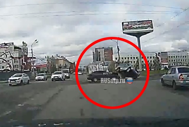 ДТП с переворотом на Орджоникидзе-Булатова в Омске попал на видео