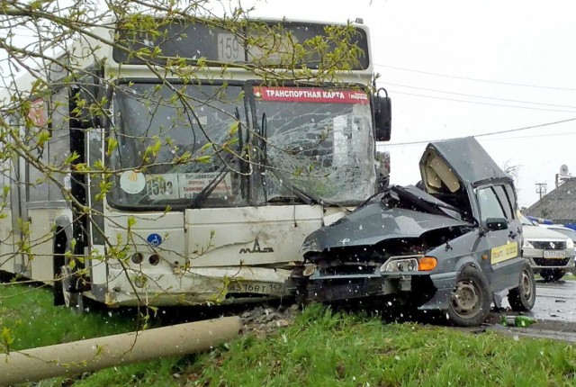 В Кемерове в ДТП с автобусом и такси один человек погиб и двое пострадали