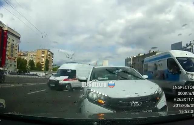Скорая подрезает, устраивает ДТП и уезжает (с) Скорая подрезает, устраивает ДТП и уезжает (с)