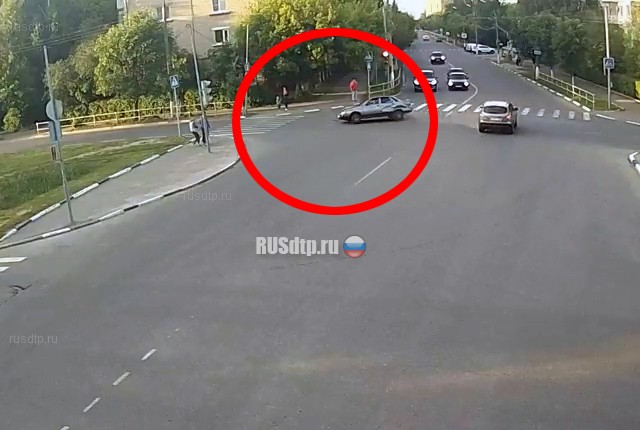 Едва не сбил женщину с ребенком Едва не сбил женщину с ребенком
