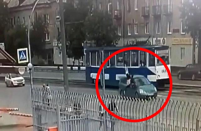В Кемерове женщина перебегала дорогу и попала под колеса автомобиля