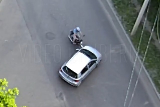 Toyota Vitz и мотоцикл столкнулись на перекрестке Матросова - Пугачева в Бийске