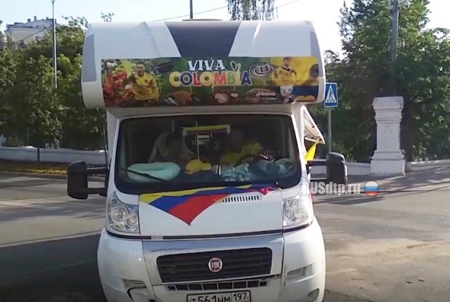 Болельщики сборной Колумбии попали в ДТП в Казани Болельщики сборной Колумбии попали в ДТП в Казани