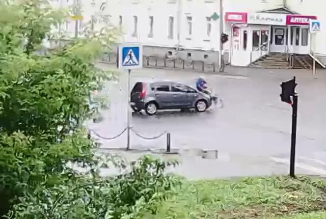 В Глазове столкнулись автомобиль и велосипед В Глазове столкнулись автомобиль и велосипед