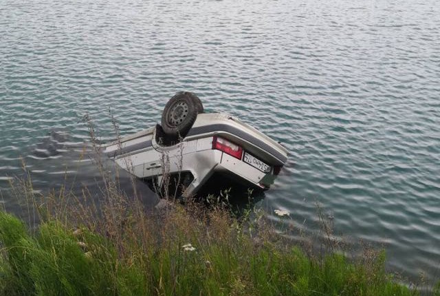 Автомобиль с семьёй утонул в водоёме в Челябинской области