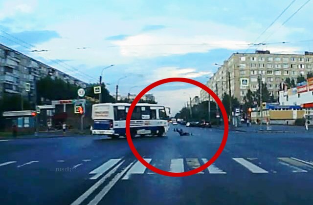 В Петербурге маршрутка сбила велосипедистку. ВИДЕО