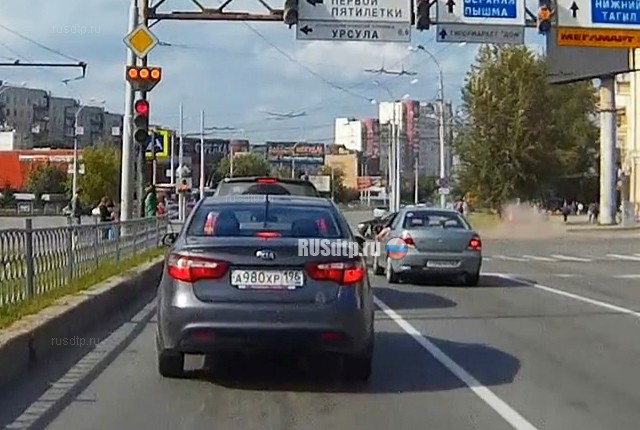 Один на красный двигался, второй на зелёный мигающий (с) Один на красный двигался, второй на зелёный мигающий (с)