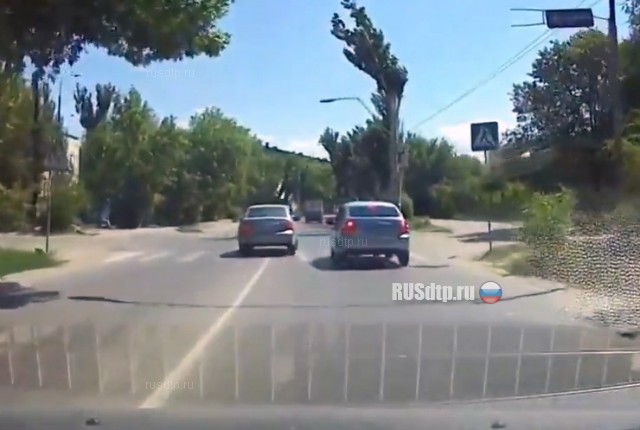 В Волжском автомобиль сбил девушку-полицейского В Волжском автомобиль сбил девушку-полицейского