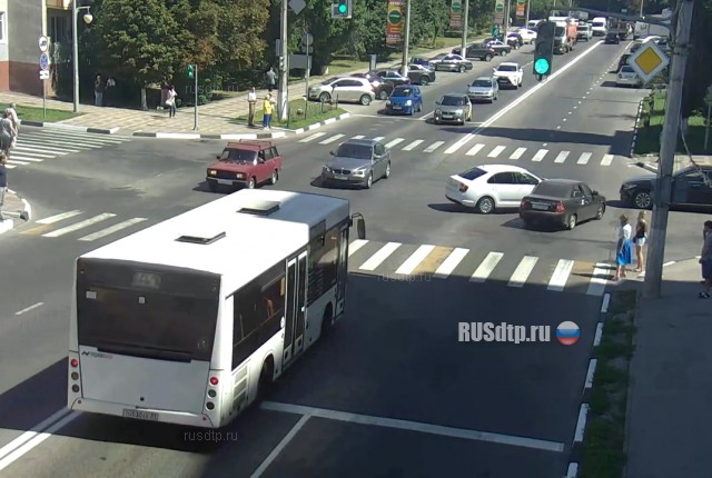 В Белгороде "завис" светофор, что привело к ДТП В Белгороде "завис" светофор, что привело к ДТП