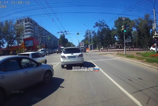 Toyota Allion, Toyota Fielder и троллейбус Toyota Allion, Toyota Fielder и троллейбус