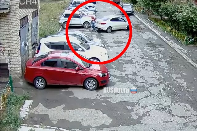 В Гае автомобиль при движении задним ходом сбил ребенка на велосипеде. ВИДЕО В Гае автомобиль при движении задним ходом сбил ребенка на велосипеде. ВИДЕО