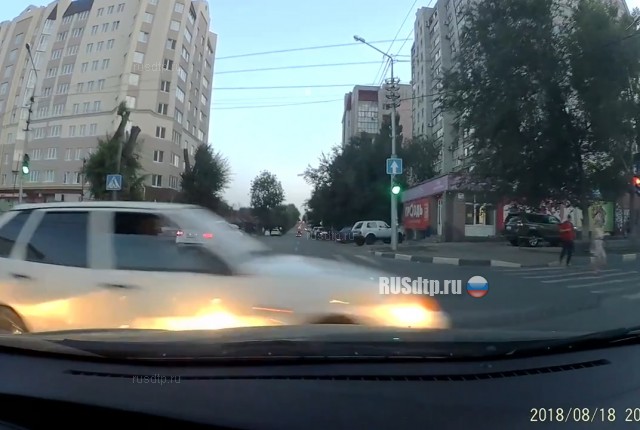 В Саратове замначальника ГИБДД врезался в машину с беременной и сбил пешехода В Саратове замначальника ГИБДД врезался в машину с беременной и сбил пешехода