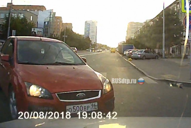 Момент ДТП на Крауля-Мельникова в Екатеринбурге запечатлел видеорегистратор