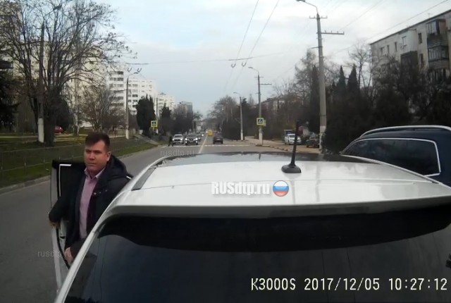 Жёстко подрезал грузовик (с) Жёстко подрезал грузовик (с)