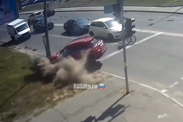 Влетела в столб Влетела в столб