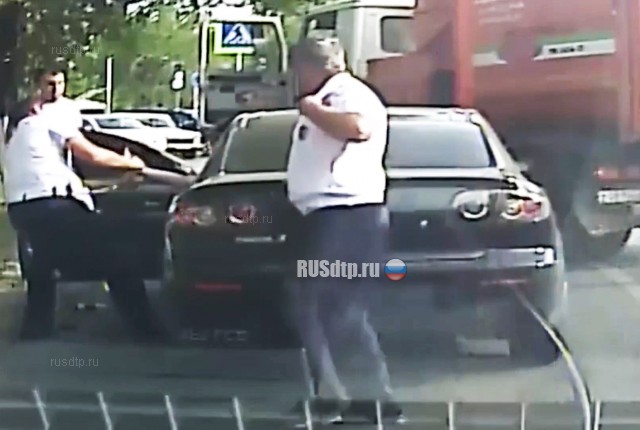 В Волгограде женщина на тонированной «Мазде» пыталась скрыться от полицейских В Волгограде женщина на тонированной «Мазде» пыталась скрыться от полицейских