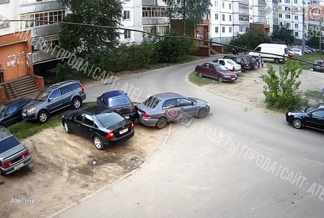 ДТП во дворе в Рыбинске ДТП во дворе в Рыбинске