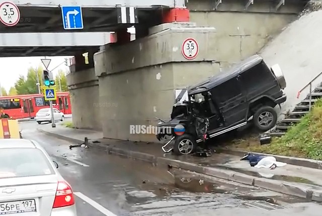 В Казани водитель «Гелендвагена» погиб, врезавшись в опору моста