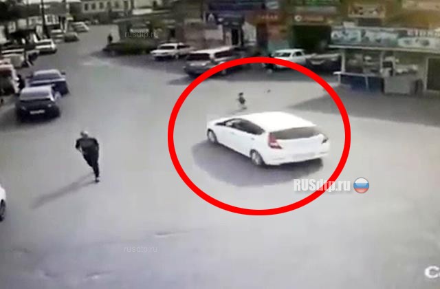 В Астрахани автоледи сбила 3-летнего ребенка. ВИДЕО В Астрахани автоледи сбила 3-летнего ребенка. ВИДЕО