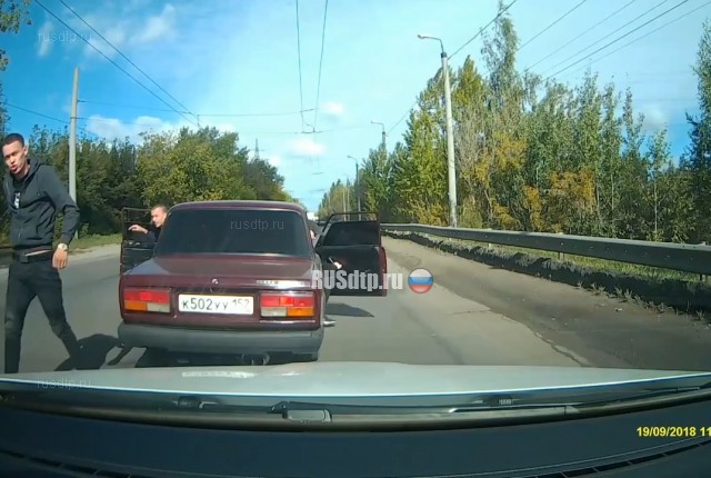 Конфликт на дороге в Нижнем Новгороде Конфликт на дороге в Нижнем Новгороде