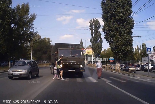 В Саратове КАМАЗ сбил мужчину с ребенком В Саратове КАМАЗ сбил мужчину с ребенком
