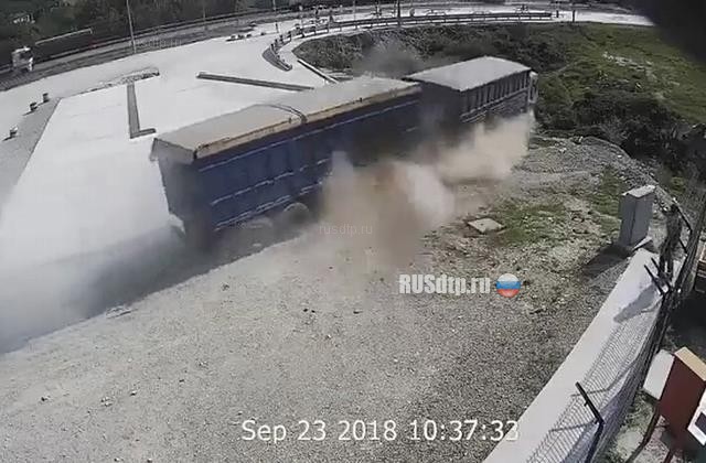 В Новороссийске КАМАЗ без водителя попал в ДТП. ВИДЕО В Новороссийске КАМАЗ без водителя попал в ДТП. ВИДЕО