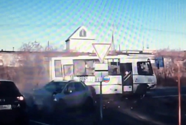 В Мурманске девушка на «Suzuki» подбила маршрутку. ВИДЕО В Мурманске девушка на «Suzuki» подбила маршрутку. ВИДЕО