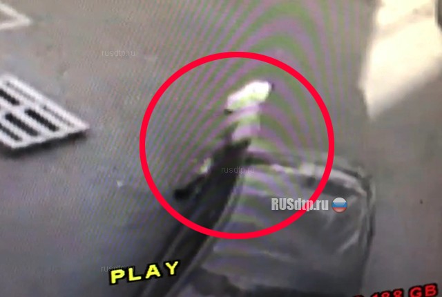 В Магнитогорске автомобиль сбил бабушку возле торгового центра и скрылся с места ДТП В Магнитогорске автомобиль сбил бабушку возле торгового центра и скрылся с места ДТП