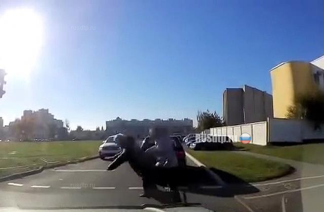 В Гродно пешеход сломал ногу о буксировочный трос В Гродно пешеход сломал ногу о буксировочный трос