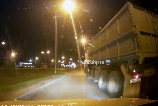 Камаз поворачивал со второго ряда (с) Камаз поворачивал со второго ряда (с)