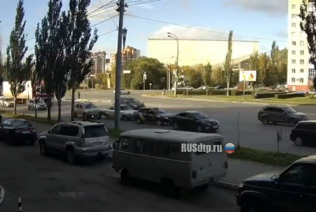 Четыре автомобиля столкнулись на перекрестке Масленникова - Куйбышева в Омске Четыре автомобиля столкнулись на перекрестке Масленникова - Куйбышева в Омске