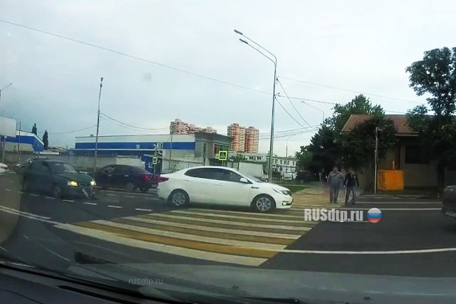 KIA остановился возле пешеходного перехода KIA остановился возле пешеходного перехода