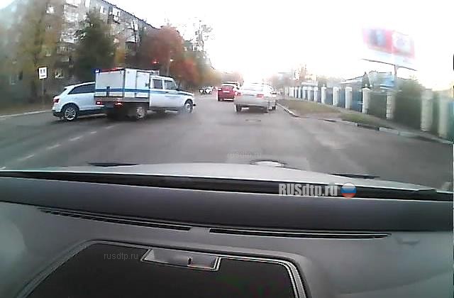 Видеорегистратор запечатлел момент ДТП со спецавтомобилем в Твери Видеорегистратор запечатлел момент ДТП со спецавтомобилем в Твери