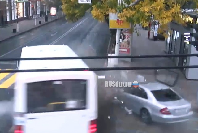В Краснодаре в результате ДТП водителя автобуса выбросило через окно В Краснодаре в результате ДТП водителя автобуса выбросило через окно