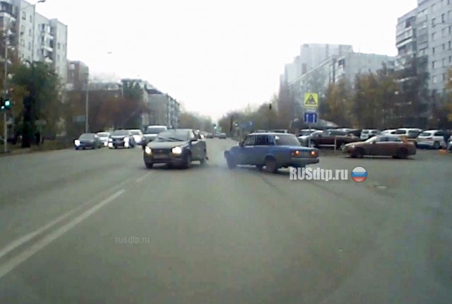Один решил проскочить, второй не смотрит по бокам (с) Один решил проскочить, второй не смотрит по бокам (с)