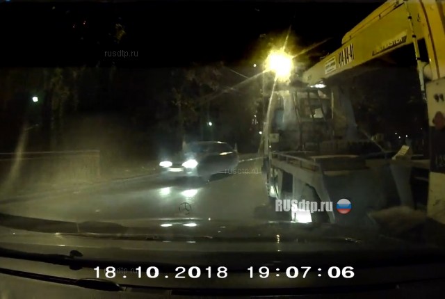 Зацепил его за колесо и потащил Зацепил его за колесо и потащил