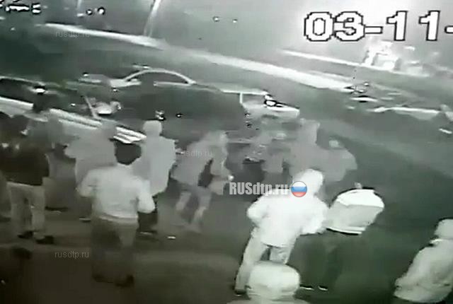 В Башкирии водитель въехал в толпу пешеходов. ВИДЕО В Башкирии водитель въехал в толпу пешеходов. ВИДЕО