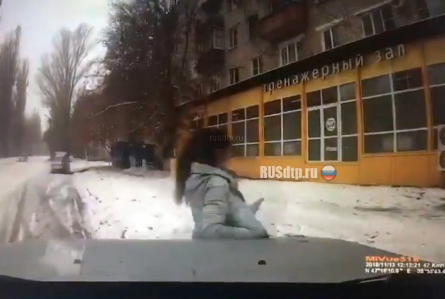 В Таганроге автомобиль сбил девушку на пешеходном переходе. ВИДЕО В Таганроге автомобиль сбил девушку на пешеходном переходе. ВИДЕО