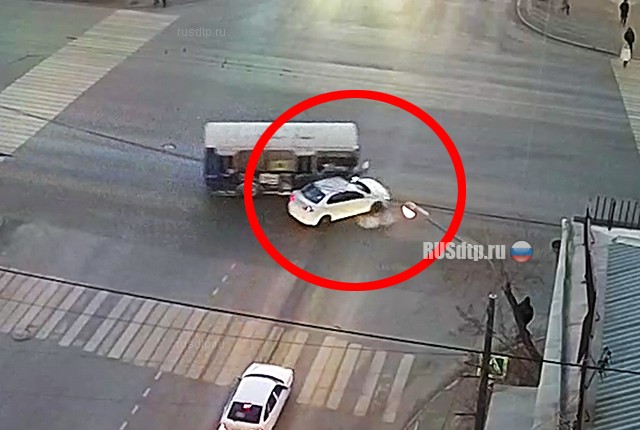 В Челябинске столкнулись маршрутка и легковой автомобиль. ВИДЕО В Челябинске столкнулись маршрутка и легковой автомобиль. ВИДЕО